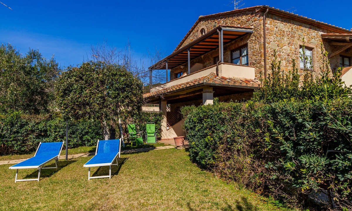 Le Rocchette Apartment | Apartment 'Villa Rosanna' with Private Terrace, Garden, and Air Conditioning