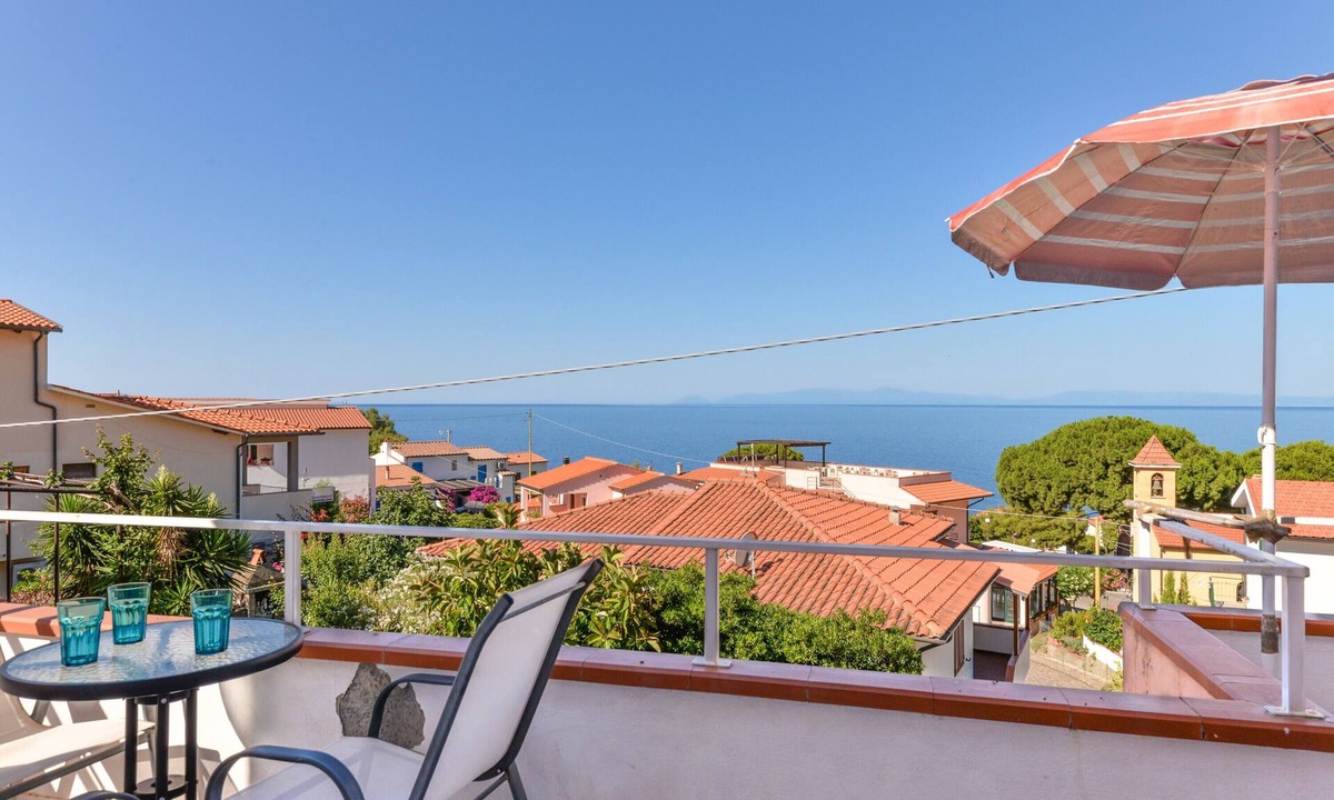 Chiessi Apartment | Apartment 'Appartamento Con Vista Mare Chiessi' with Sea View, Balcony and Air Conditioning