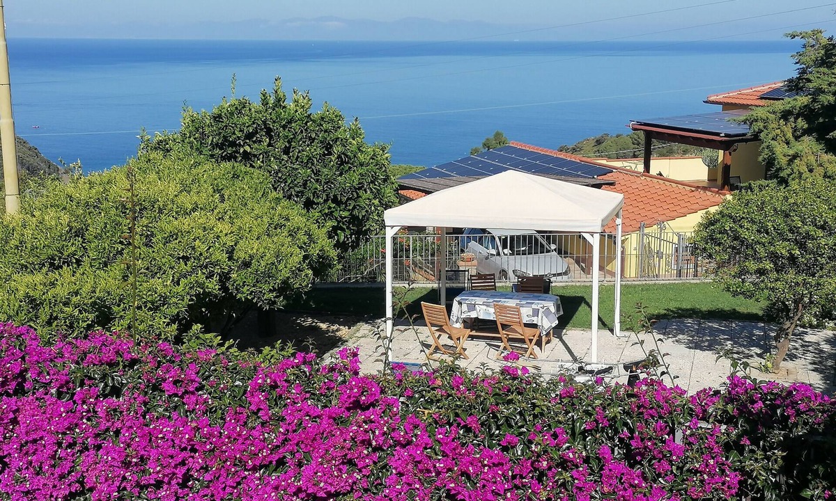 Patresi House | Apartment Il Mirto with Mediterranean Garden and Sea View