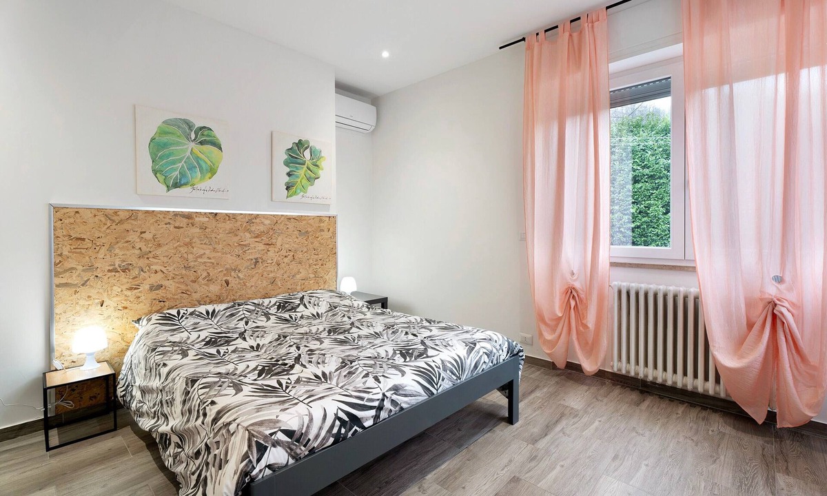 Arona Apartment | Apartment 'Peperoncino' with Balcony, Wi-Fi and Air Conditioning