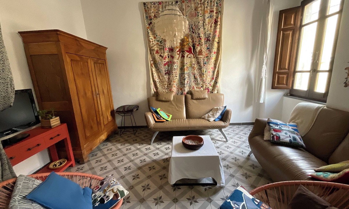 Narbolia House | Artist's house with patio, 12 km from the beach, ideal for a group of 8.