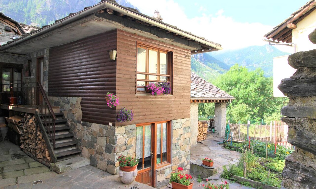 Ala di Stura Ski Chalet | Baus's Cabins. A mountain cabin in the village—warm, cozy, and offering breathtaking views.