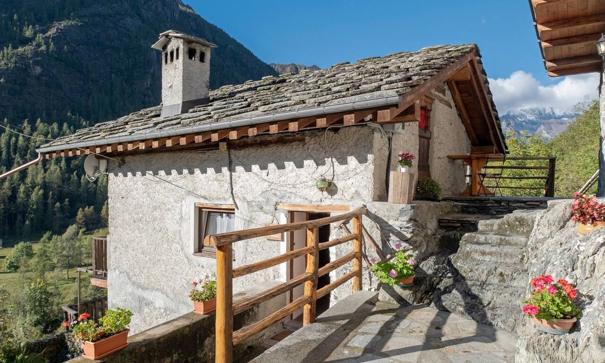 Ala di Stura Cabin | Baus's Cabins. Independent mountain cabin with panoramic views overlooking the valley and the stream