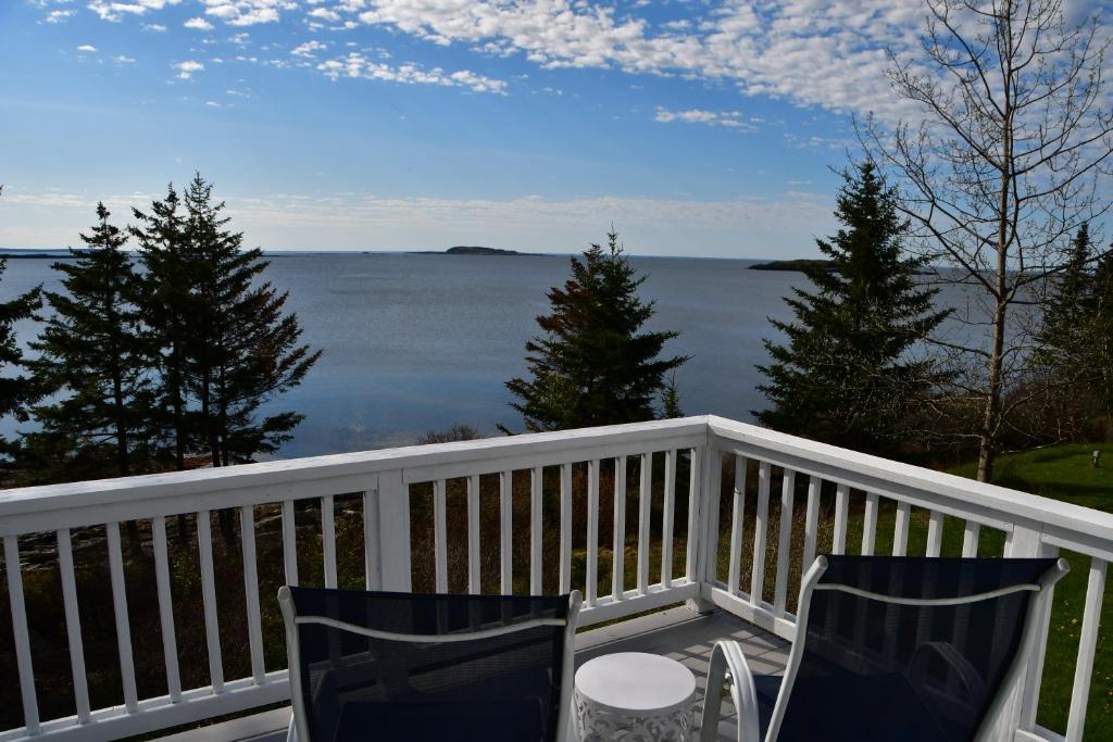 Orrs Island House | Betty's Place - Cozy ocean front getaway with views of Casco Bay