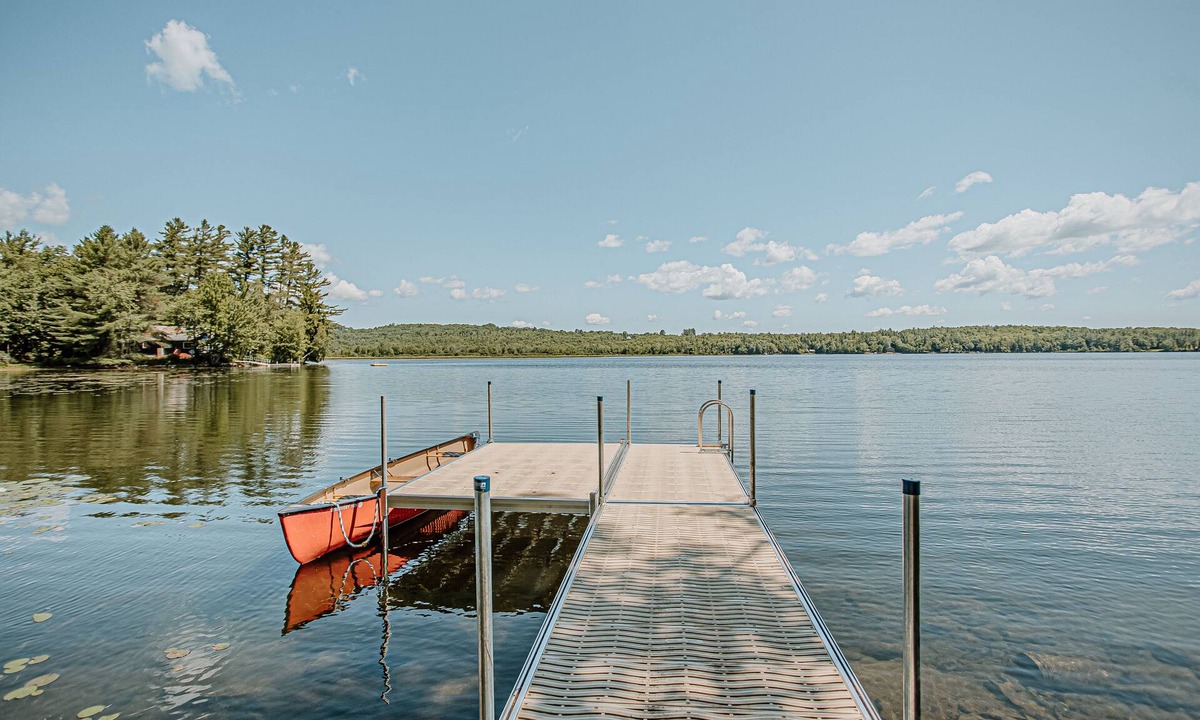 East Dixfield House | Blueberry Point – A Four-Season Lakeside Retreat in Central Maine