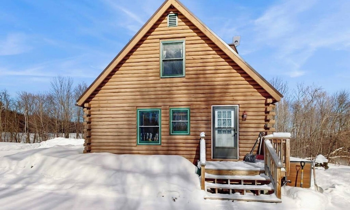 Westfield House | Cabin on 12 acres w/valley views, sledding hills, bbq, firepit, w/d, wifi