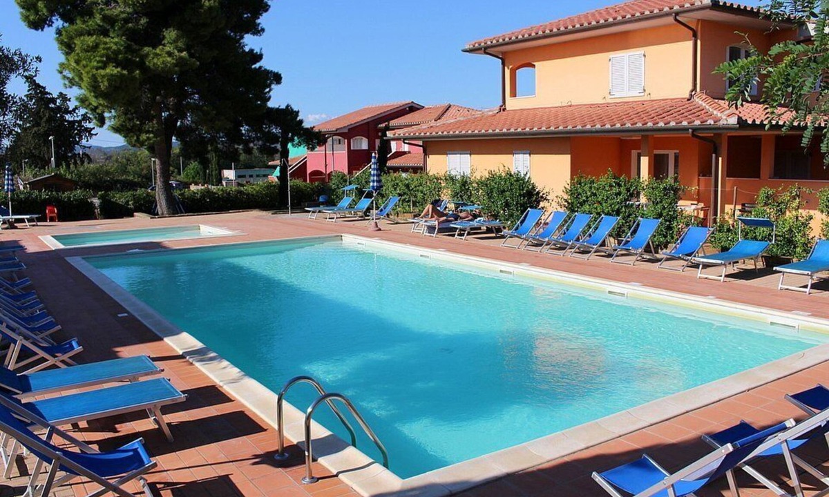 Puntone House | Casa Aliade D: A welcoming apartment that is part of a villa surrounded by the greenery.
