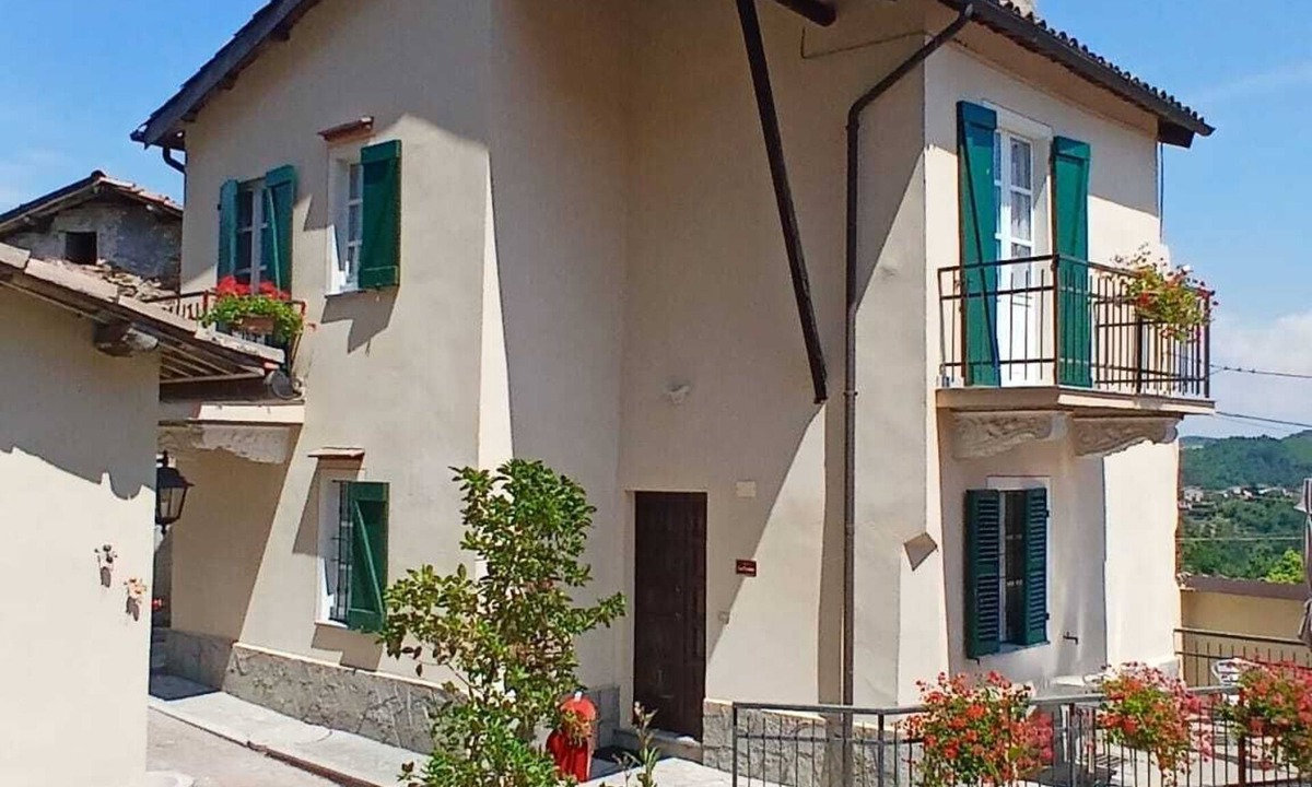 Calamandrana House | Casa storica di Sant'Andrea by Italita, town house with hot tub in Calamandrana