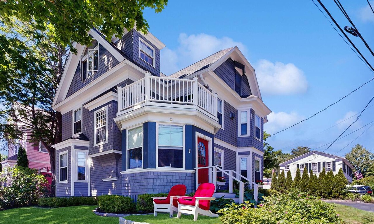 Kennebunkport Apartment | Classic apartment in the heart of town - walk to beaches/eateries