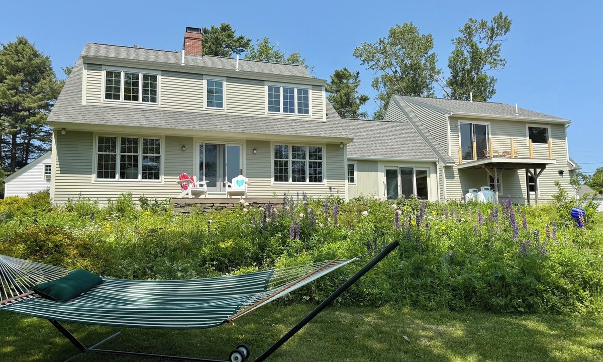Mid-Coast and Islands House | Classic New England Waterfront House Big Lawn Beautiful Sunrise