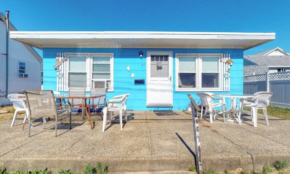 Seabrook Cottage | Coastal gem with free WiFi, backyard, & patio - walk to beach