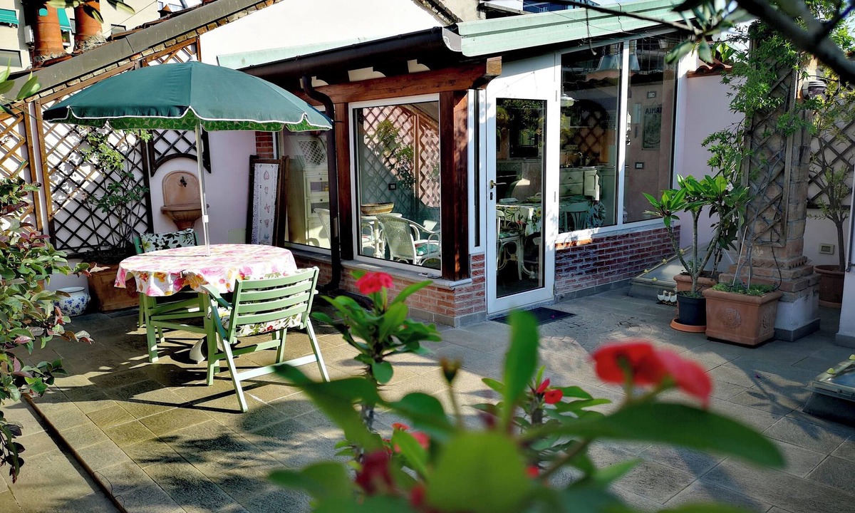 Central Station Apartment | Cosy apartment with garden terrace, close to the central station and city center