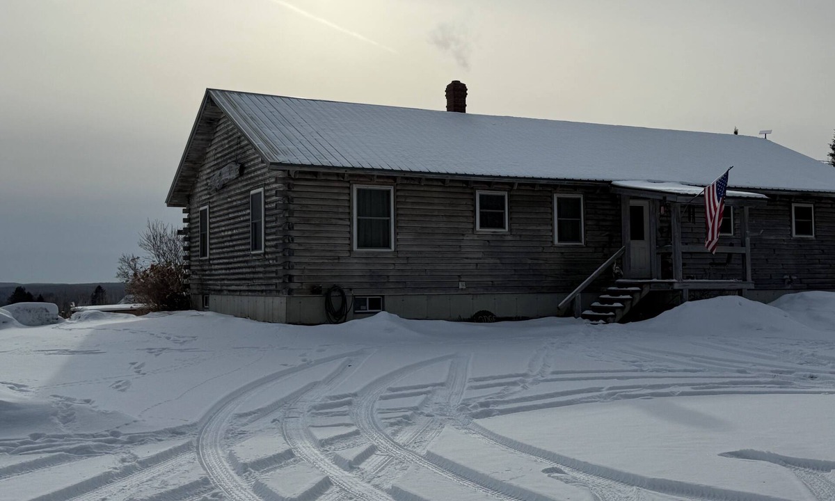 Island Falls Cabin | Cozy 3-bedroom rustic lodge in Island Falls for a relaxing getaway in nature