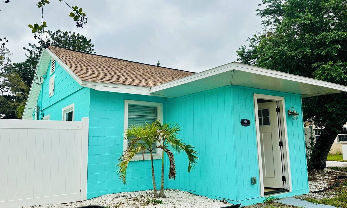 Largo Cottage | Cozy Clearwater Getaway – 10 Mins to Beach