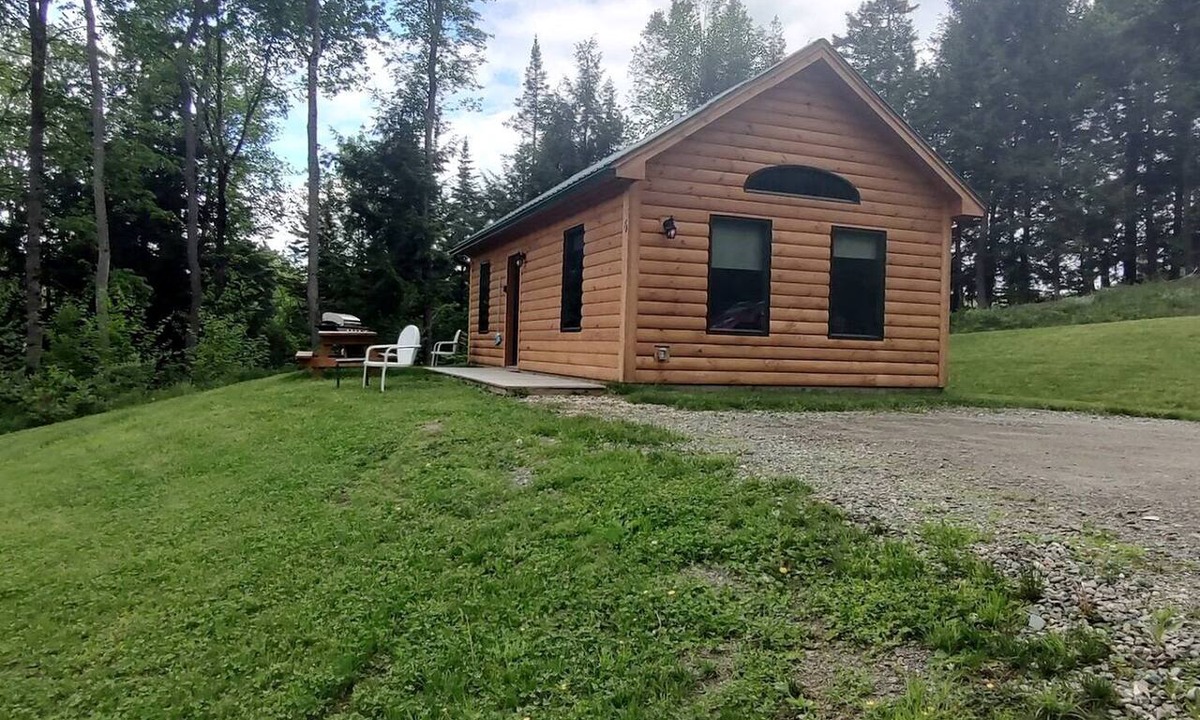 Hyde Park Cabin | Cozy Pet-Friendly Cabin in Hyde Park, Vermont - Perfect for a Nature Escape near the Green River Reservoir State Park
