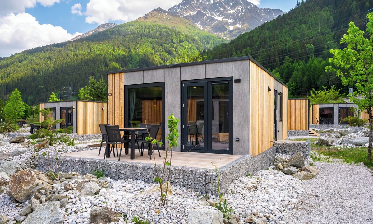 Pettneu am Arlberg House | Discover the Stanzertal Cabin at Camping Arlberg, a modern and sustainable accommodation with views of the Alps. Comfort, nature, and style come together for an unforgettable holiday, perfect for any season.