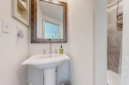 Wiscasset House | Downtown, ground floor studio near the ocean w/patio, outdoor dining area & more