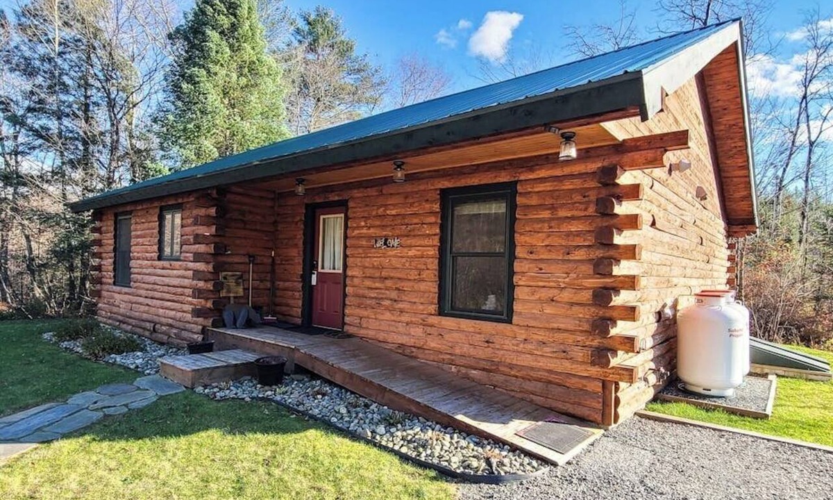 Eastern Vermont Cabin | Enchanting dog-friendly cabin with fireplace, hot tub & washer/dryer