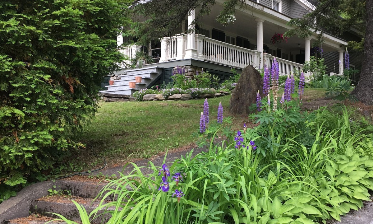 Waldoboro House | Former Sea Captains' 1850s Greek Revival home minutes to town and boat launch