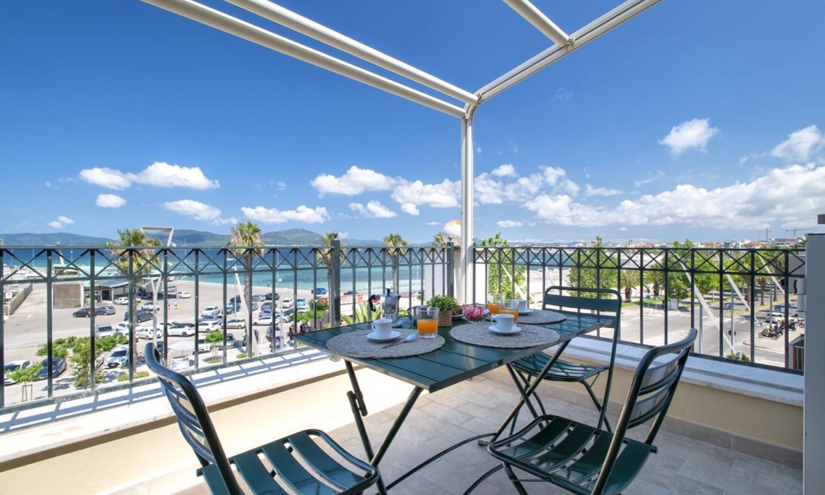 Pivarada Apartment | Fronte del Porto. Sea view apartment a few steps from the beach.