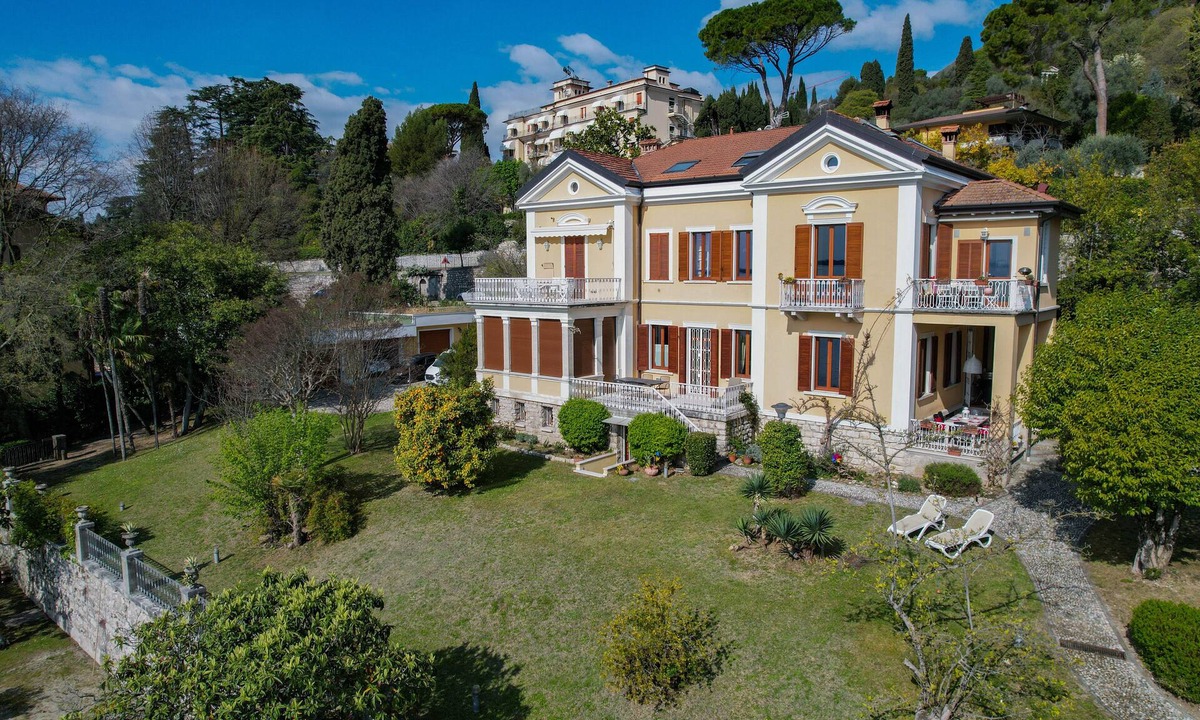 Gardone Riviera Apartment | Gorgeous Property Waterfront In An Exclusive Location. Private Beach.