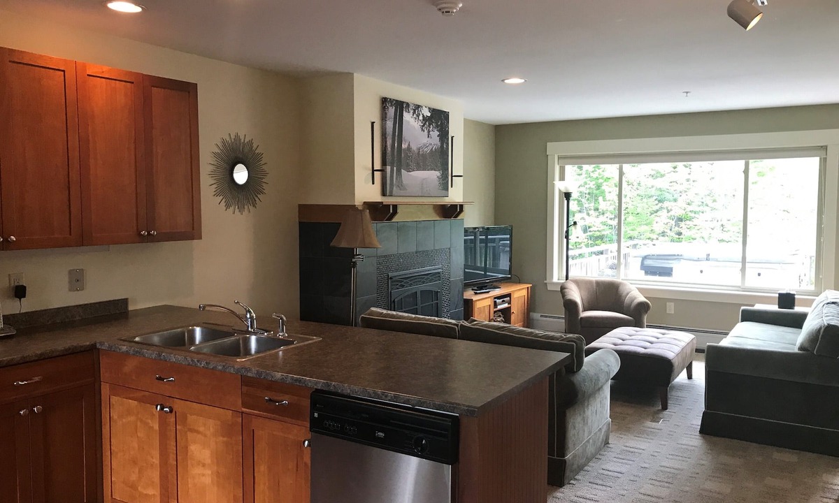 Carrabassett Valley Condo | High End 3 bed 3 bath ski in/out condo with private hot tub on the back deck!