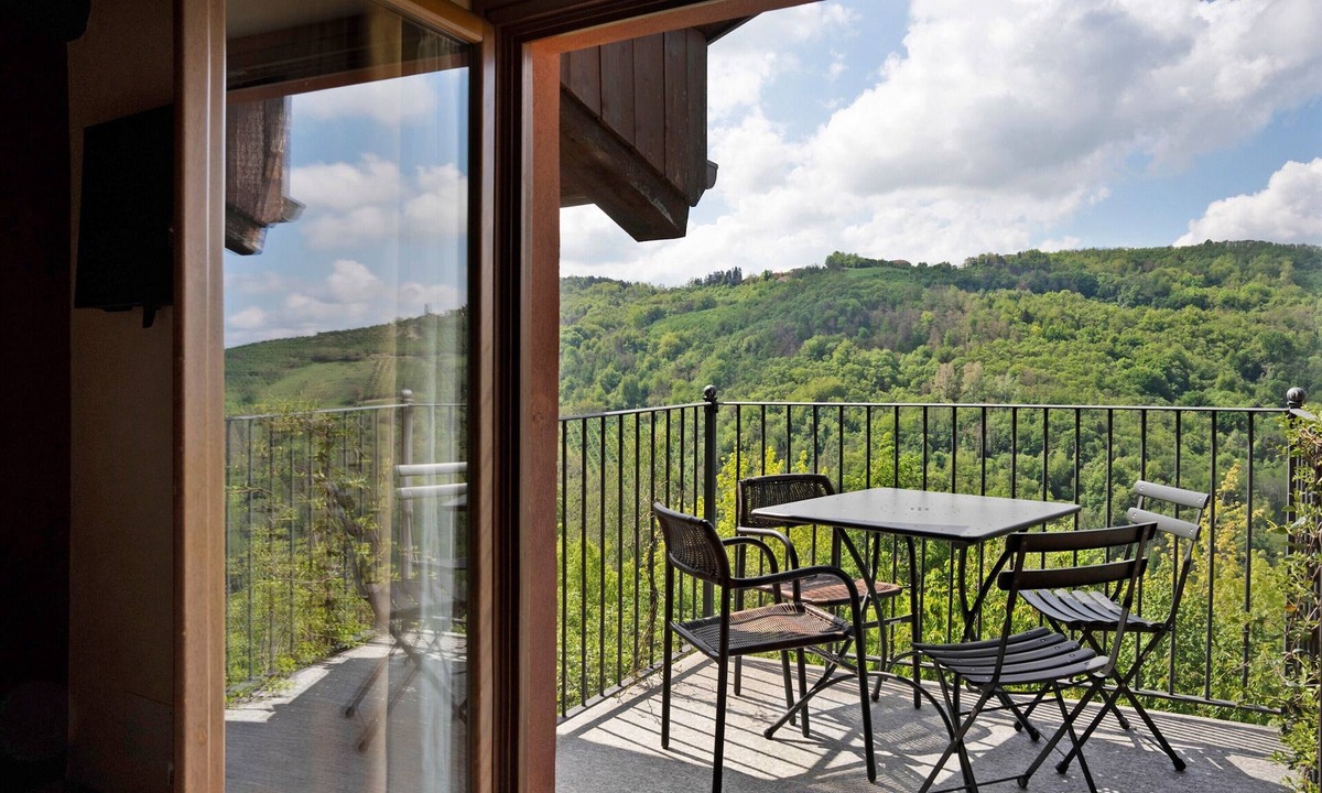 Cerretto Langhe Apartment | Holiday Home 'La Corte di Langa Alloggio Ambra' with Mountain View, Pool & Wi-Fi