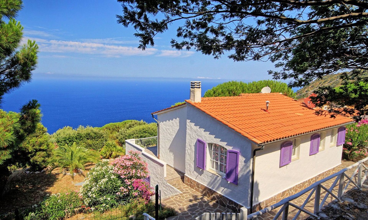 Patresi House | Holiday home in a unique location above the sea