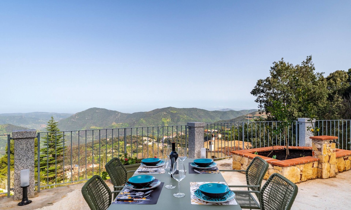 Jerzu House | Holiday Home 'Jerzu S'essia De Su Santu 1' with Sea View, Wi-Fi and Air Conditioning