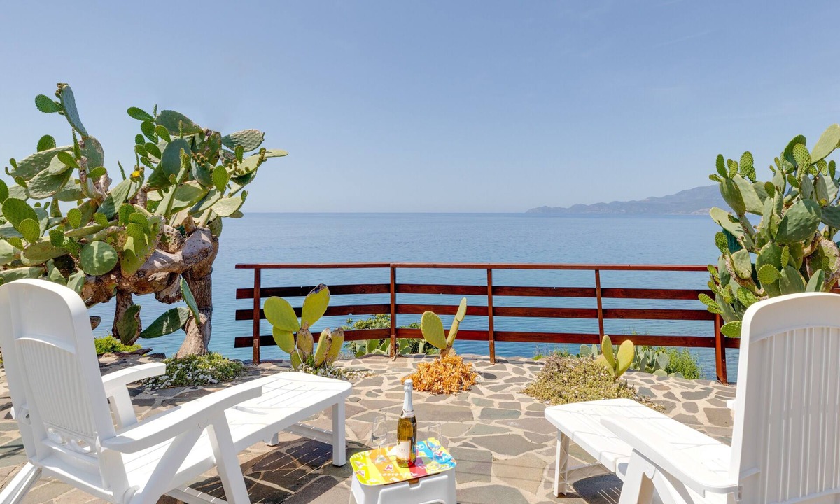 Magomadas House | Holiday Home "La Terrazza sul Mare" with Sea View, Garden and Terrace