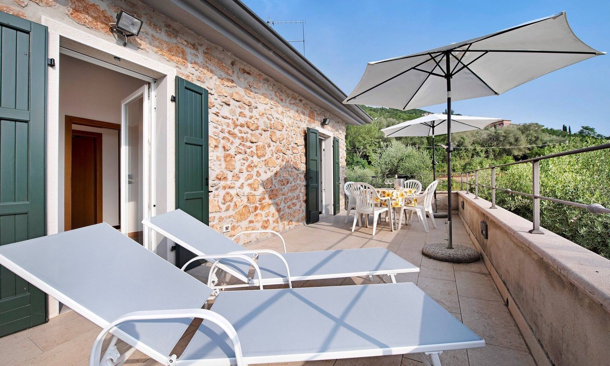 Frader House | Holiday Home “Rustico Alle Fornare” with Lake and Mountain View