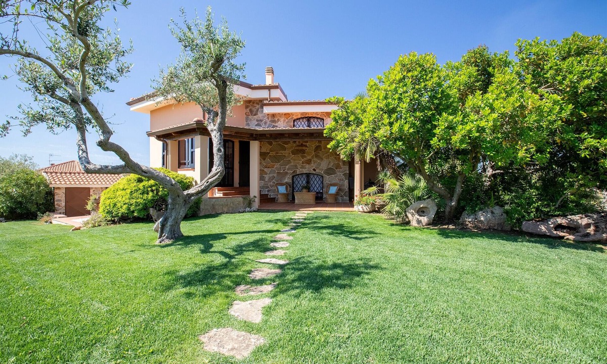 Sassari House | Holiday Home 'Sa Pintadera' with Private Terrace, Wi-Fi & Air Conditioning