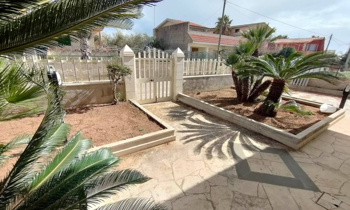Marina di Modica House | Holiday Home 'Villetta Roby' with Private Terrace, Private Garden and Air Conditioning