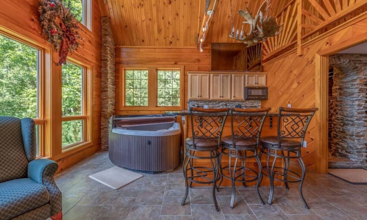 Old Town Cabin | Lakeside Lodge |Family Cabin w/Hot Tub & Steam Shower