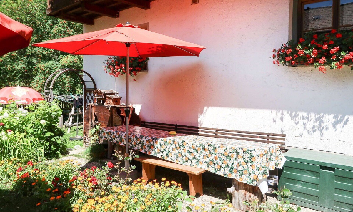 Feichten Villa | Lovely apartment in villa for 4 guests with WIFI, TV, patio and pets allowed