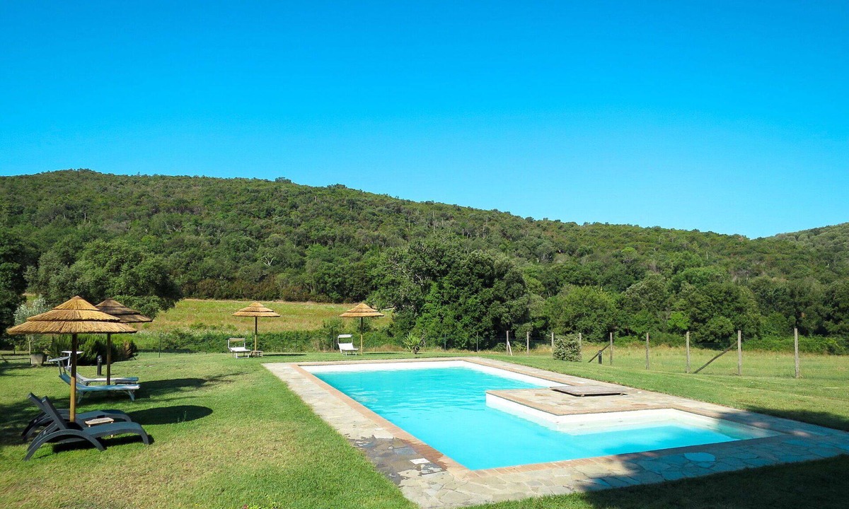 Montorsaio House | Lovely apartment in villa for 2 guests with WIFI, pool, TV, patio, pets allowed and panoramic view