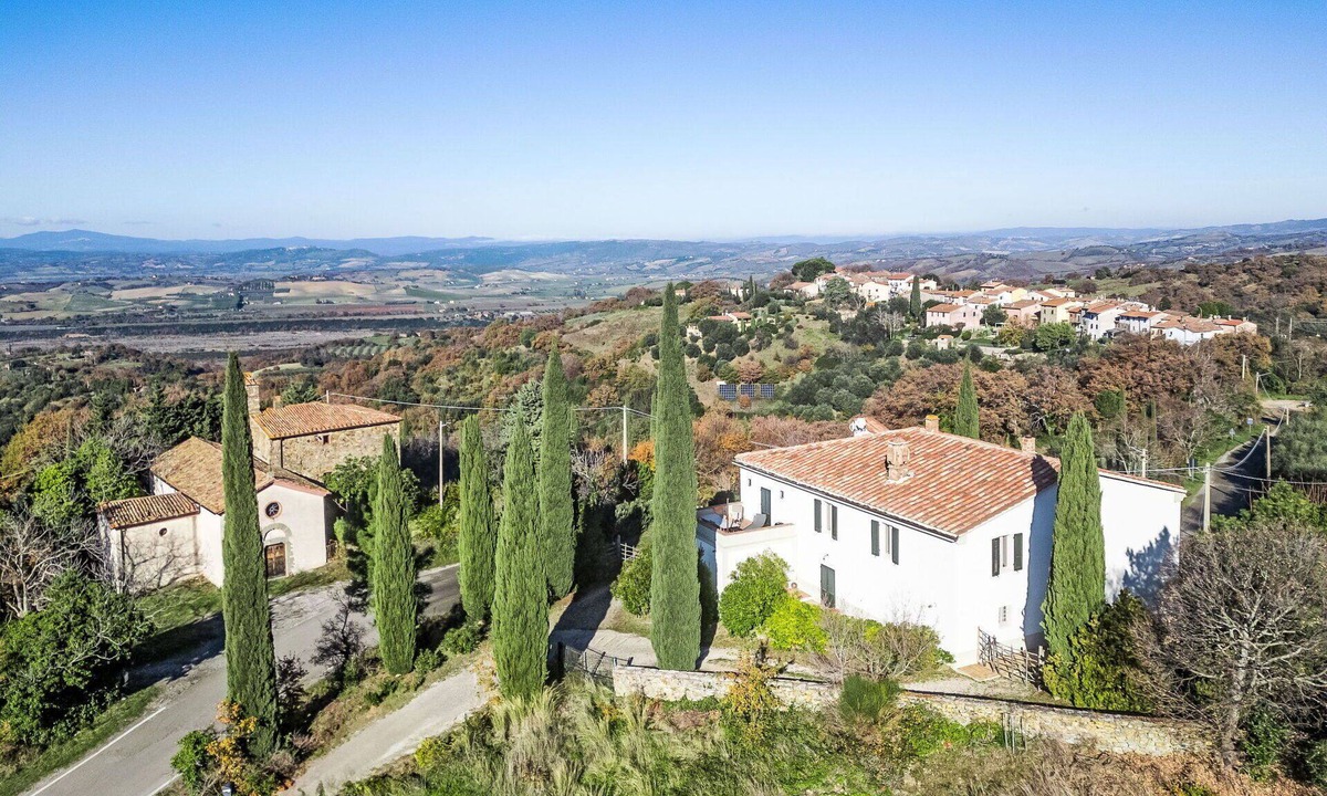 Scansano House | Lovely apartment in villa for 8 guests with WIFI, TV, terrace, pets allowed and panoramic view