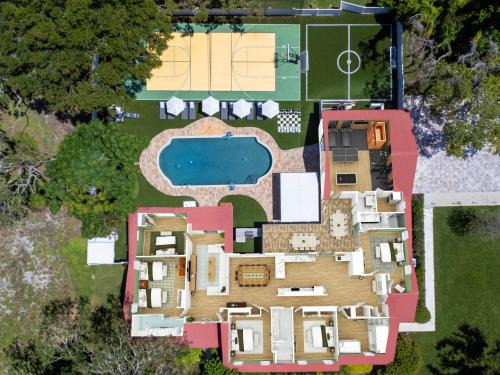 Anona House | Luxury 6 Bedroom Home - Private Heated Pool -Gym - Hot tub - Pickleball - Near Beach