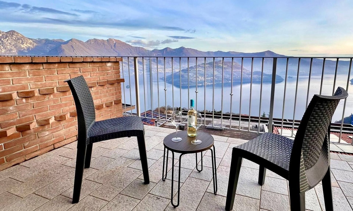 Plassi Apartment | Modern vacation apartment with breathtaking lake and mountain views