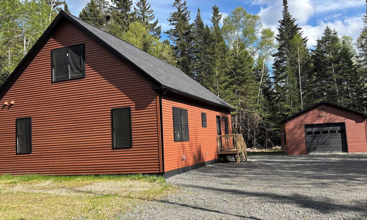 Rangeley Ski Chalet | New Built! 2025 Cozy 3-bedroom chalet with water access to Rangeley Lake