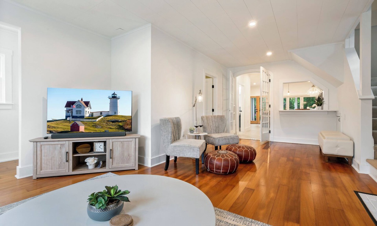 Cape Neddick House | NEW! Coastal Beach House, Steps to Cape Neddick Beach with 4Br+Sleeps 9!