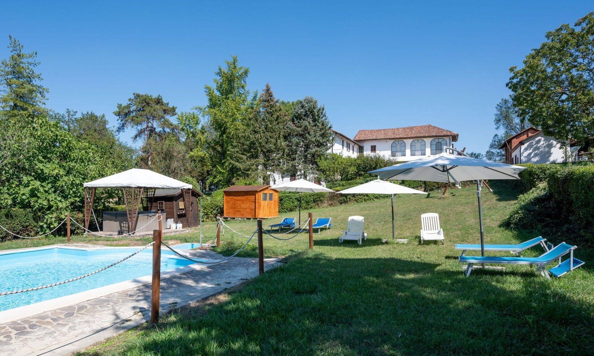 Azzano d'Asti Villa | Nice apartment in villa for 6 guests with WIFI, pool, A/C, terrace and pets allowed