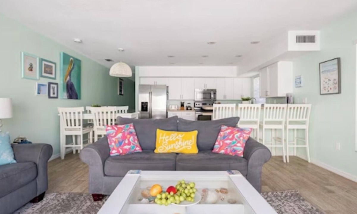 Independence Square Condo | ON THE BEACH COZY CONDO, POOL, STEPS FROM THE WATER, AT THE HEART OF IRB