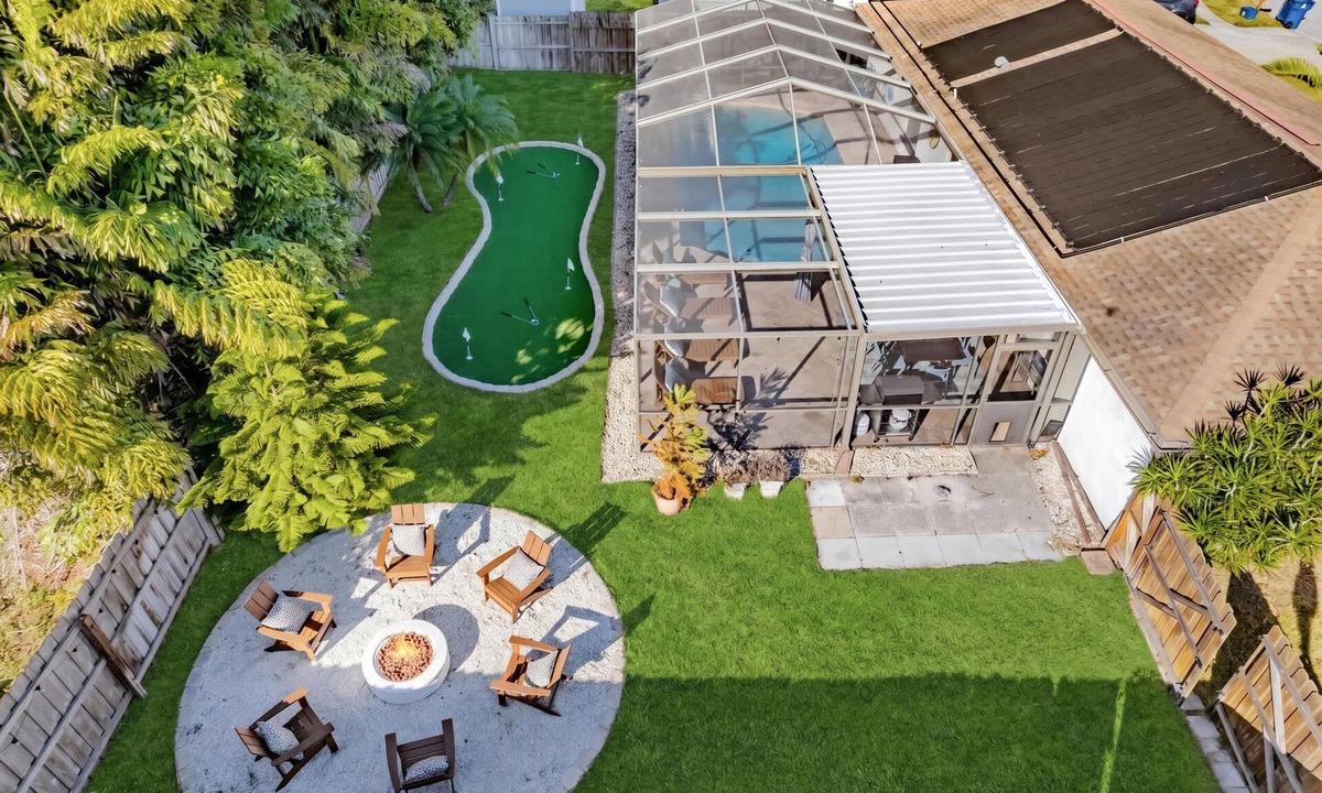 Walsingham House | Pool & Fire Pit Retreat – Sleeps 14 - BBQ Grill