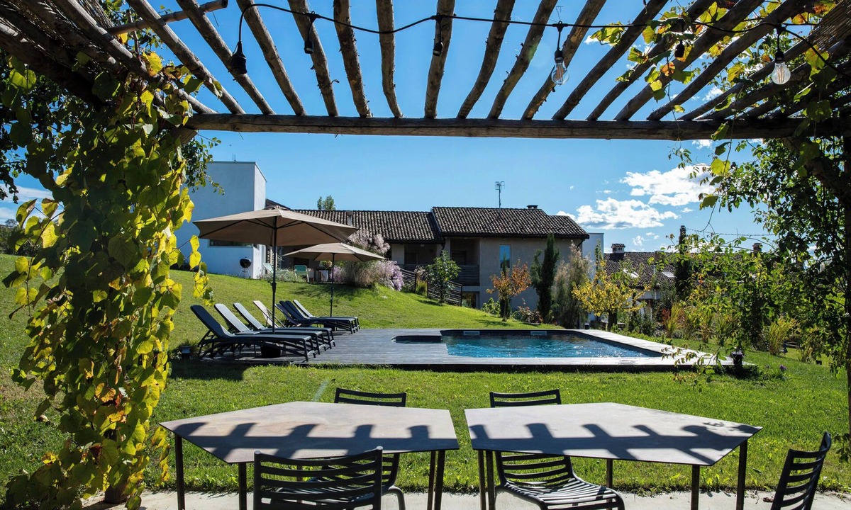 Novello Apartment | Pool house 5 mins from town among vineyards