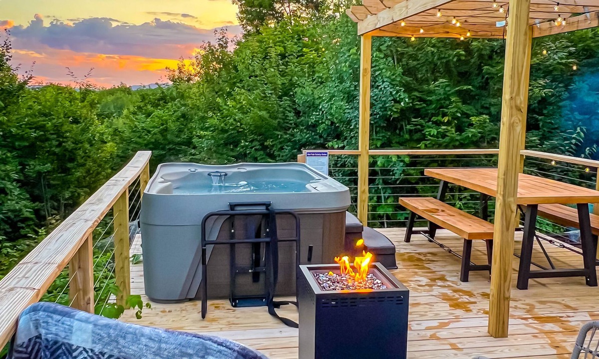 Bryant Pond House | Private Romantic Luxury Yurt- Sunset deck with Mt Views-Hot Tub-AC-WiFi-Fire Pit