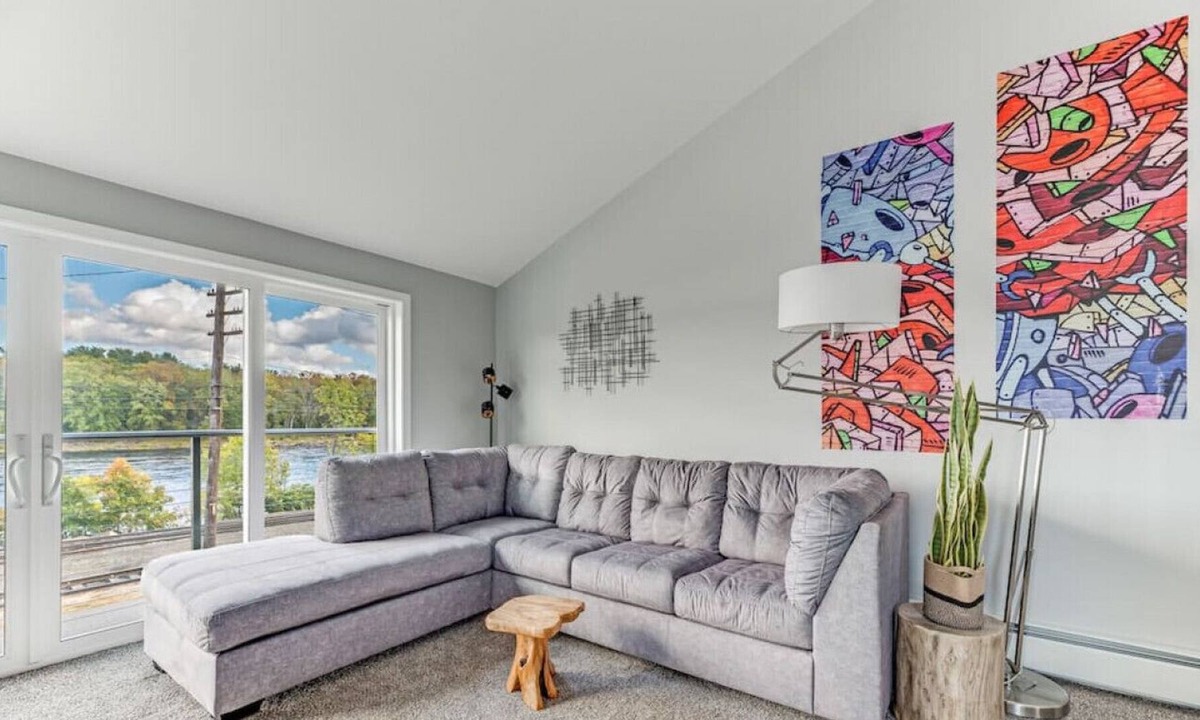 Costigan Apartment | Renovated Riverfront 4 BD | Sleeps 8 | Parking