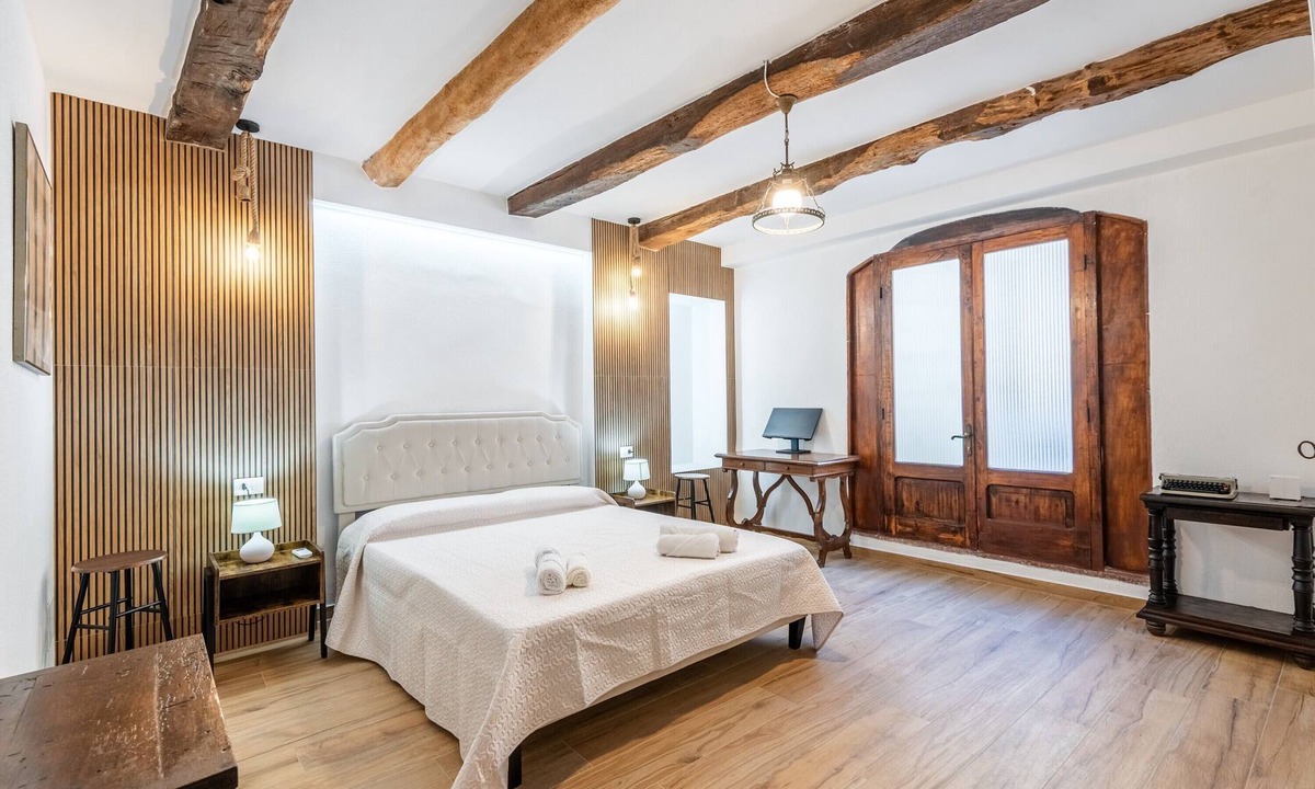 Vescovado Apartment | Room 'Castagno - Antiche Dimore di Vescovado' with Shared Pool and Garden