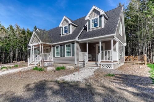 Southport House | Secluded Dog-Friendly Getaway w/Free WiFi, Private Washer/Dryer, Furnished Deck