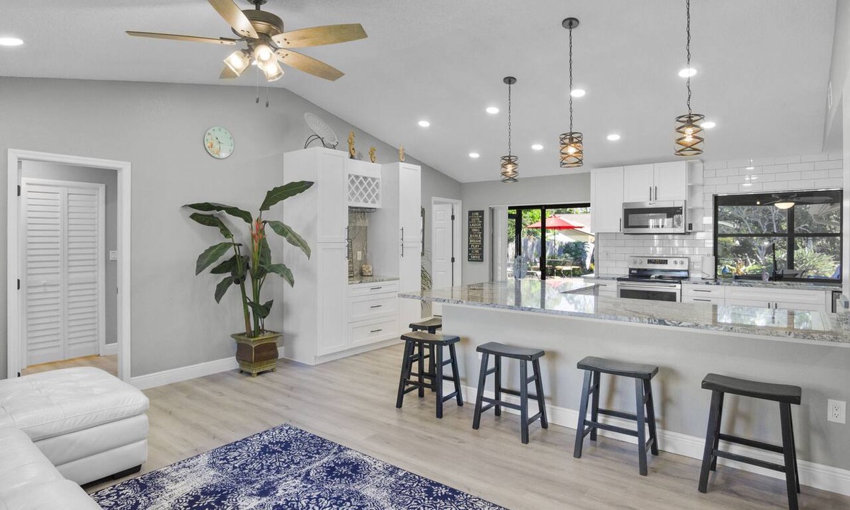 Seminole House | SPACIOUS home with private POOL 5 mins to beach! Walk to Publix!
